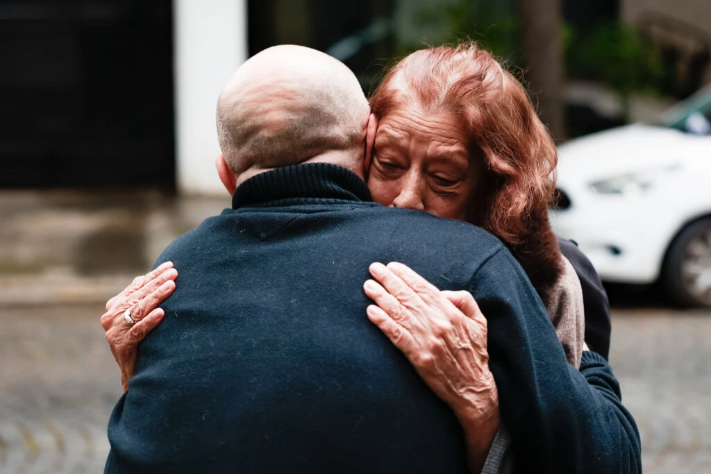A lo largo de la jornada, distintas personalidades se acercaron a la Casa O’Higgins para acompañar a los seres queridos del cantante y despedirse de él.