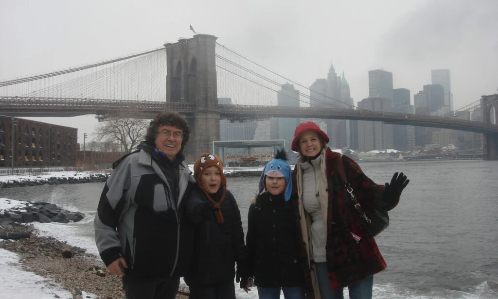 Algunas de las postales muestran al músico con sus hijos menores y Mariana Schettini durante un viaje a Nueva York.