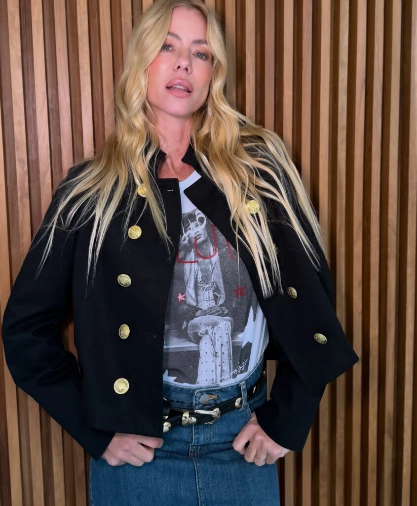 Para acompañar el outfit, Nicole llevó su melena rubia platinada suelta, con raya al medio y ondas descontracturadas que aportaron movimiento y naturalidad.