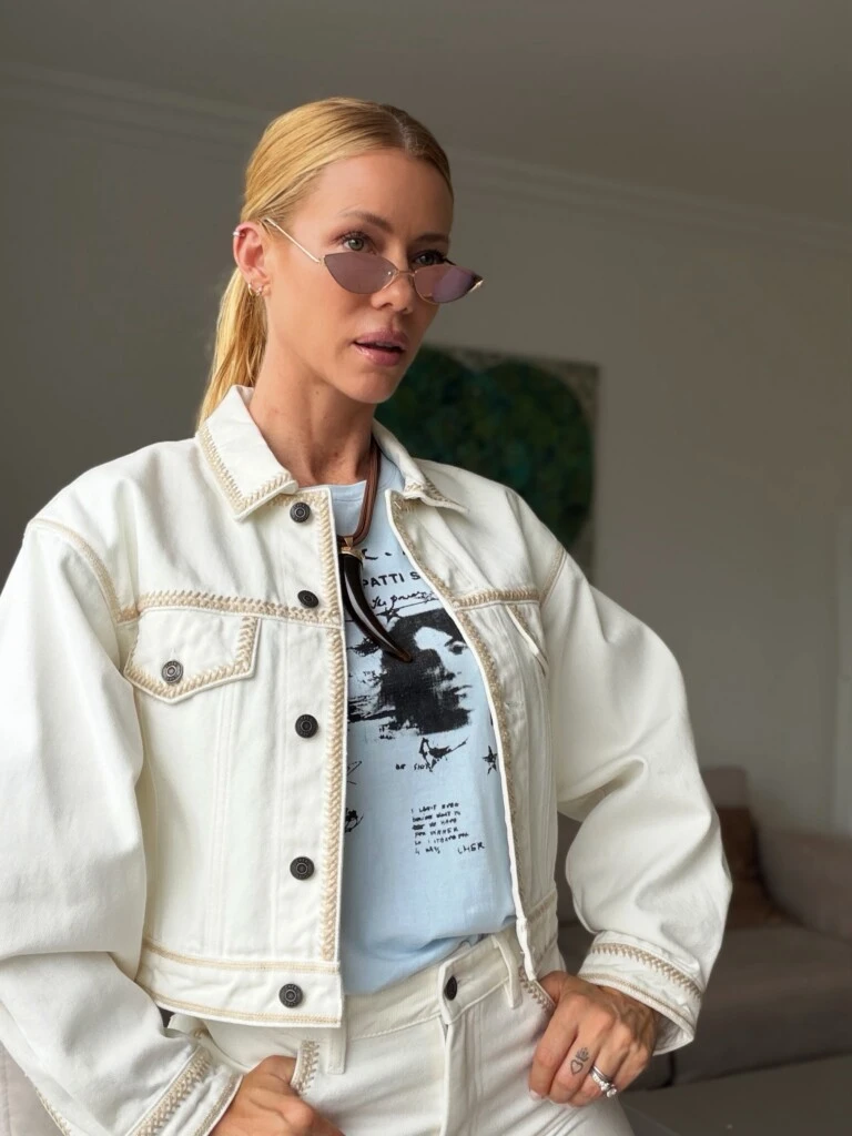 Nicole chose a light blue T-shirt with a Patti Smith photograph and vintage-inspired typography.