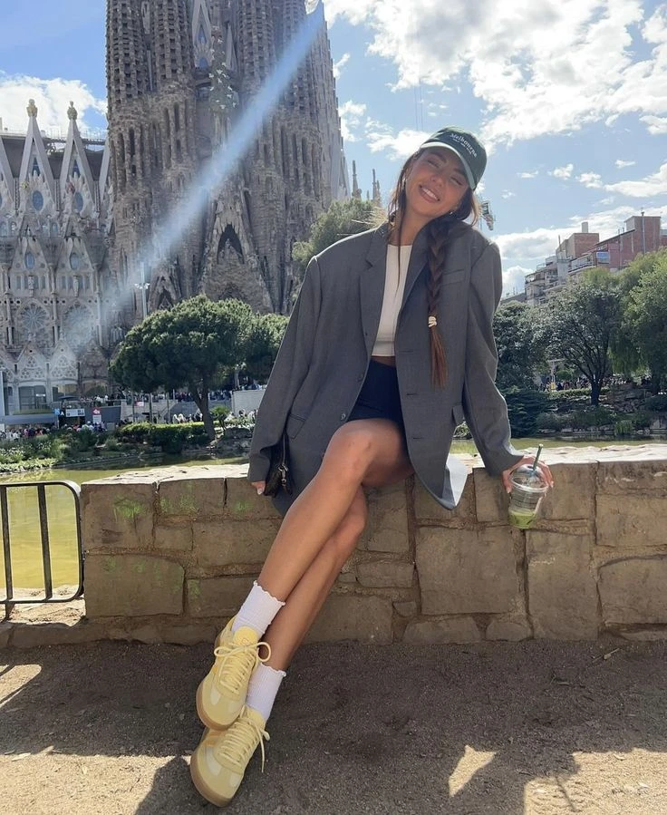 Zapatillas amarillas, un complemento perfecto.