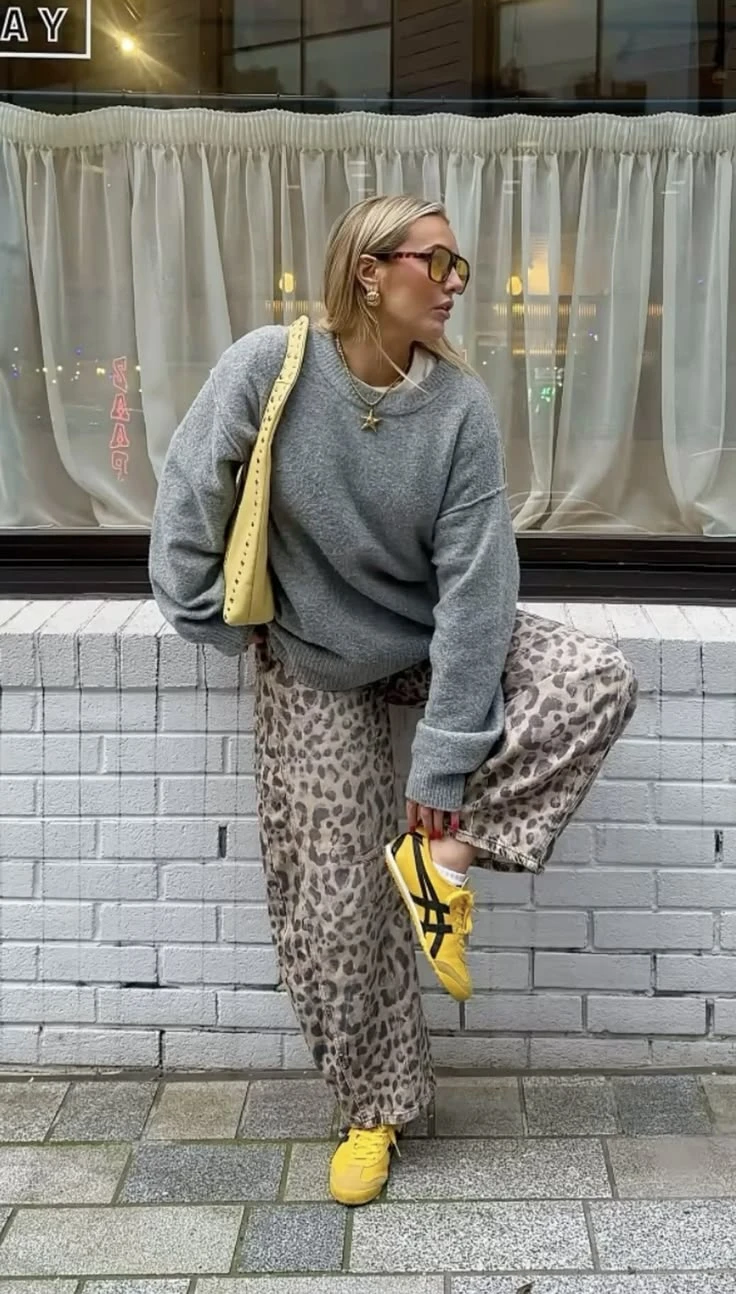 Zapatillas amarillas, un complemento perfecto.