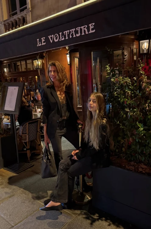 Juliana Awada y Antonia Macri, madre e hija, apuestan por los jeans con dos looks relajados y muy cancheros durante un paseo por París.