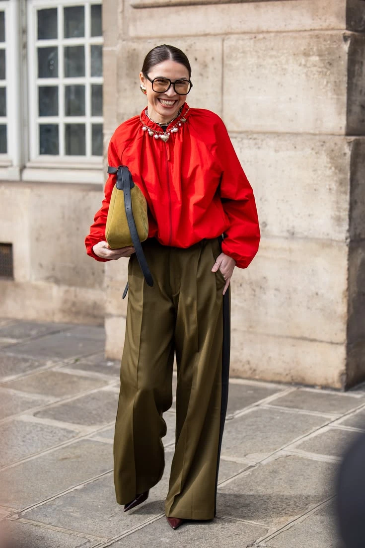 7 looks con tomato red, el color que conquista el street style de entretiempo