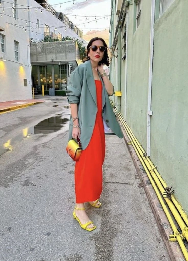 7 looks con tomato red, el color que conquista el street style de entretiempo