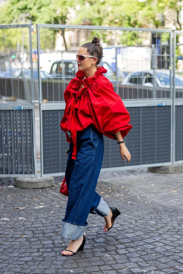 Cómo combinar el tomato red: 7 looks de entretiempo