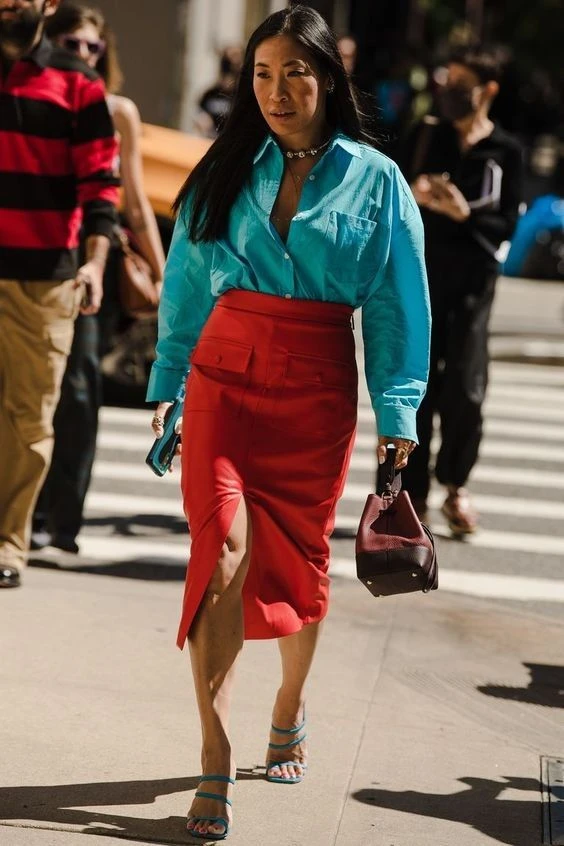 Cómo combinar el tomato red: 7 looks de entretiempo