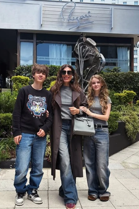 Flor de la V y Bella apostaron por jeans anchos y remeras gris melange, dos básicos que nunca fallan.