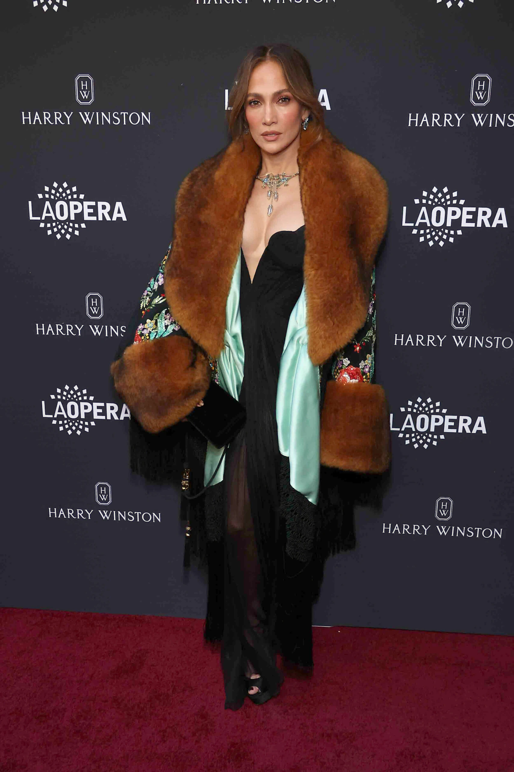 Jennifer Lopez apuesta por el brown makeup, la tendencia de belleza de la temporada