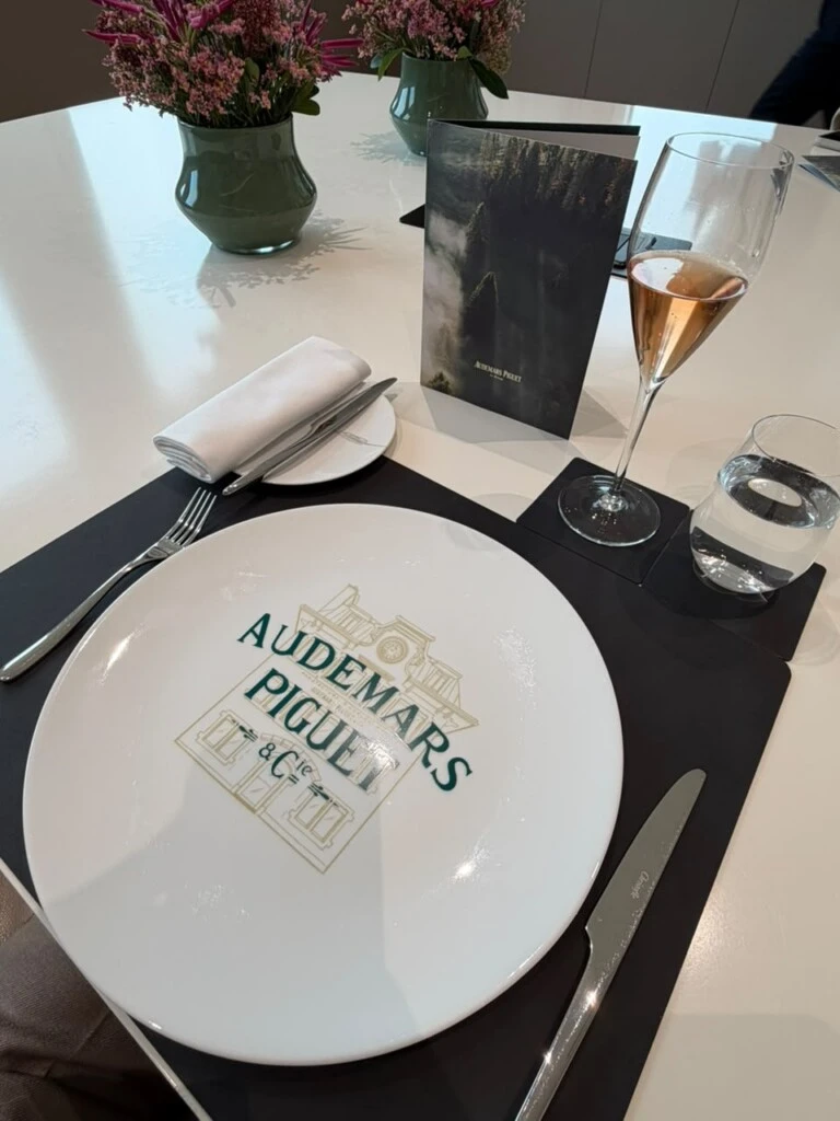 “Con Alejandro disfrutamos muchísimo este viaje. Suiza tiene una combinación muy especial de paisajes, arquitectura, gastronomía y tradición. Nos encantó poder conocer lugares tan exclusivos y, al mismo tiempo, descubrir todo el trabajo que existe detrás de las grandes marcas de relojería”, compartió la modelo.