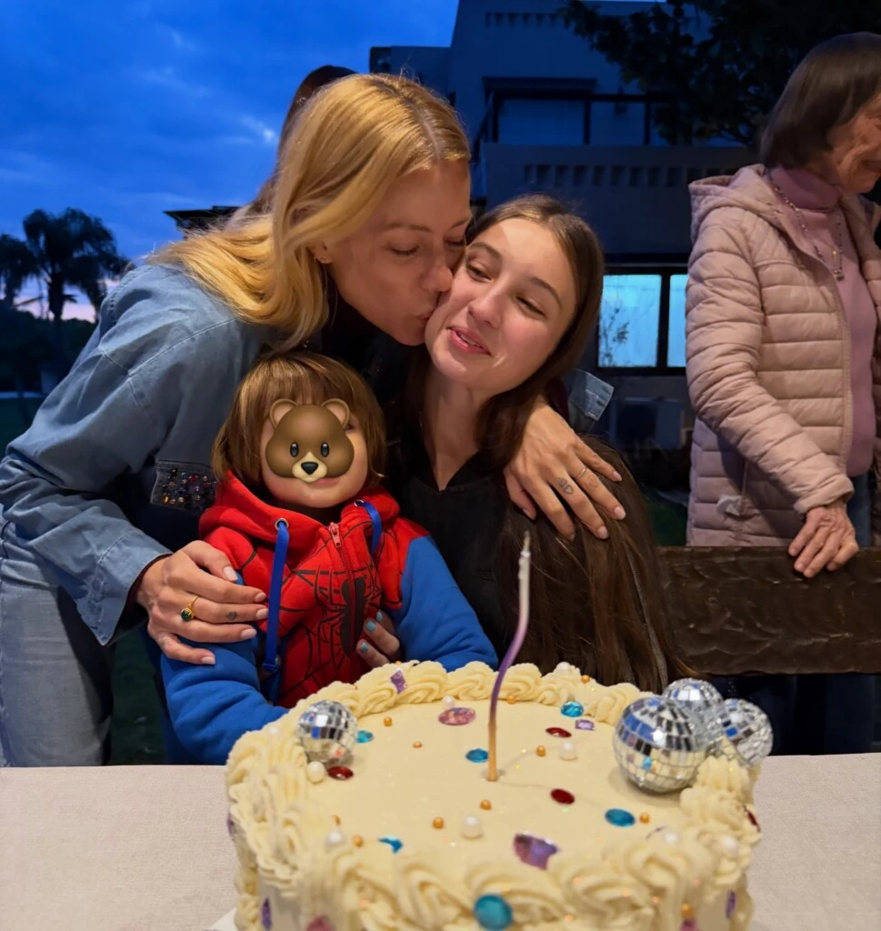 Además de celebrar el Día de la Madre y los 18 años de Indiana, Nicole decidió sorprender a sus hijos con un gesto especial.