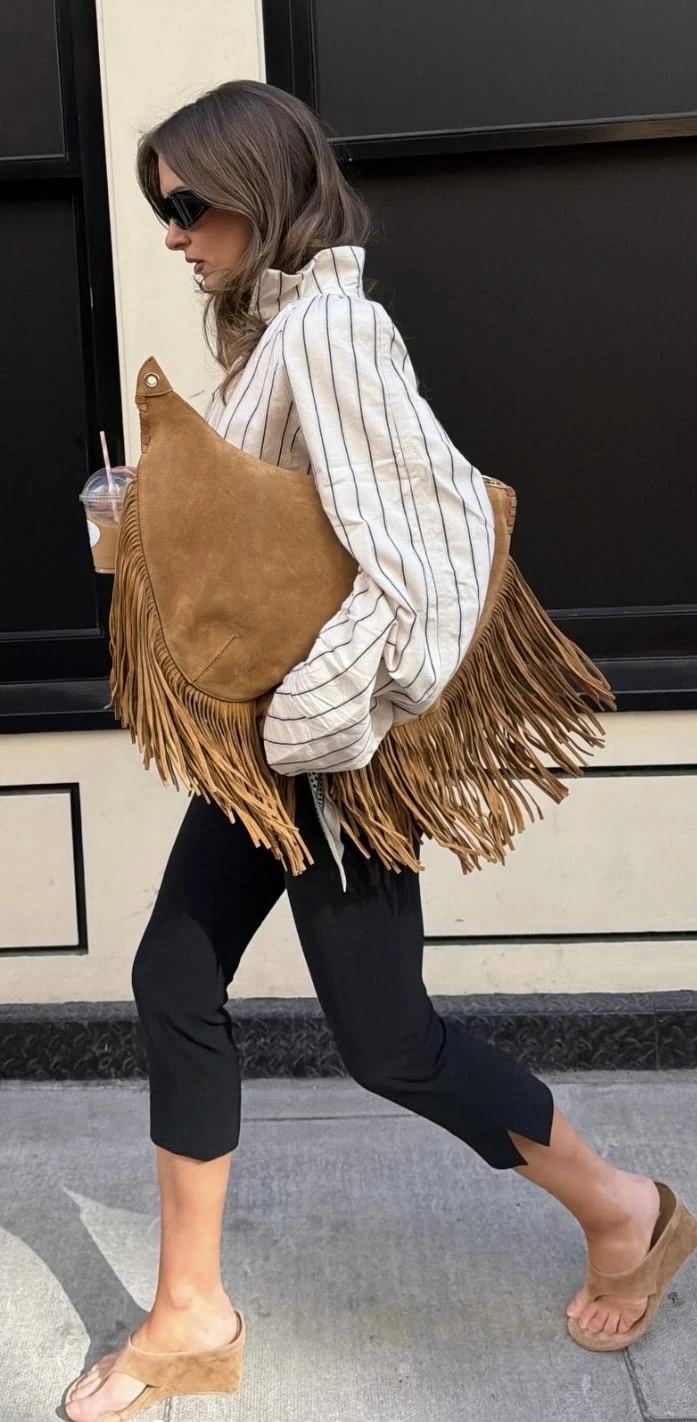 Guía de estilo: 7 looks con cartera marrón para el entretiempo