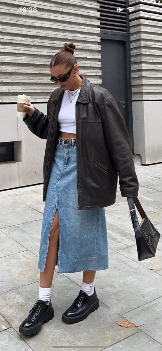La falda de jean larga vuelve y estos 9 looks lo confirman