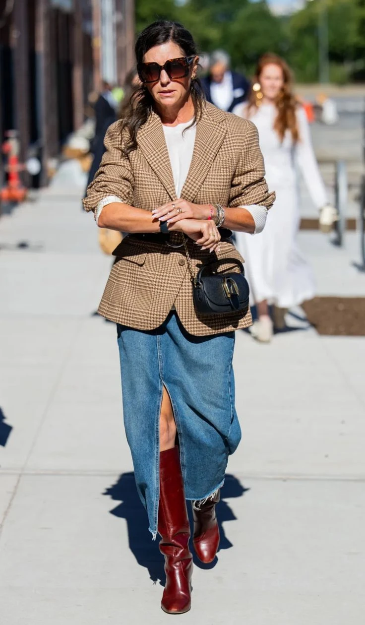 La falda de jean larga vuelve y estos 9 looks lo confirman