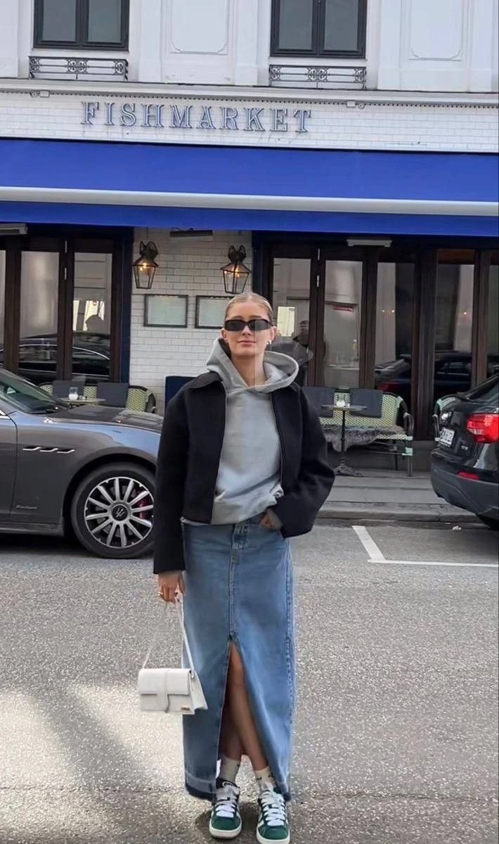 La falda de jean larga vuelve y estos 9 looks lo confirman