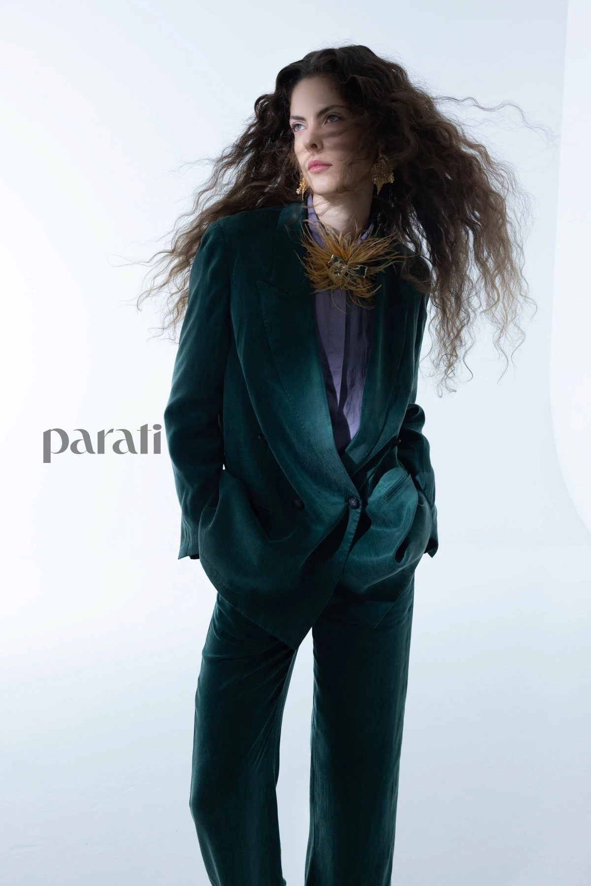 Tailleur de saco cruzado y pantalón de cupro y camisa de lino @bluesheepba Anteojos @hardem_official El broche de marabú y los abotinados dorados son vintage.