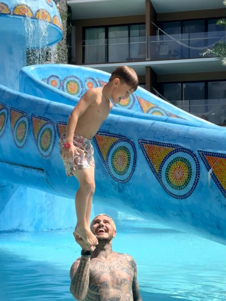 La actriz también publicó imágenes de una visita a un parque acuático, donde Mauro Icardi se divirtió junto a Amancio.