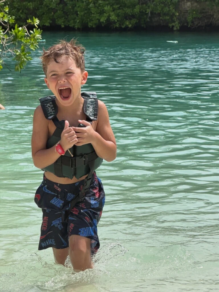 Amancio apareció con un chaleco salvavidas mientras disfrutaba del agua, mientras que Rufina se mostró relajada y hasta aprovechó un momento de descanso para leer.