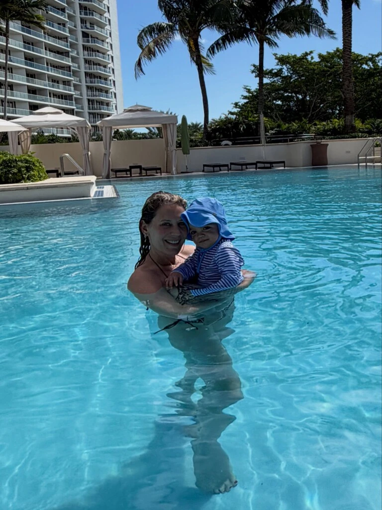En varias de las imágenes, la pareja apareció jugando con el bebé y acompañándolo mientras exploraba el agua.