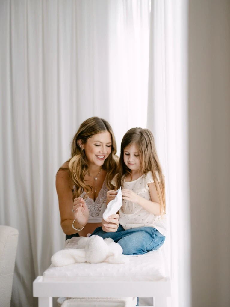 También sumó un mueble blanco que funcionará como cambiador, con pañales, toallitas y otros productos de uso cotidiano distribuidos en sus compartimentos para tenerlos a mano.