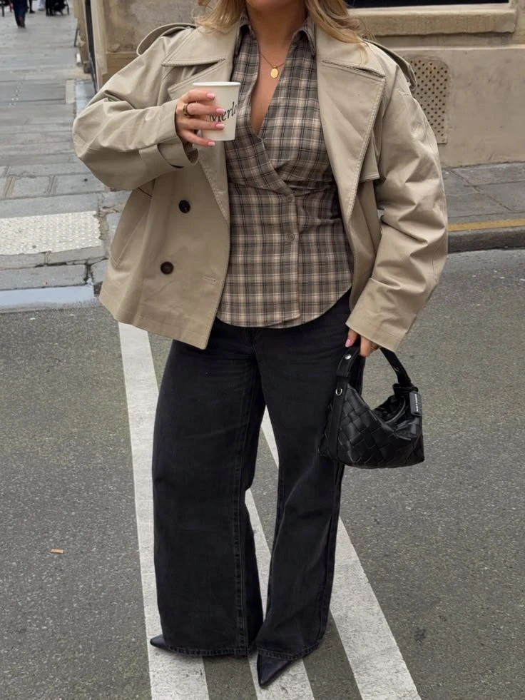 Una camisa a cuadros o un pantalón sastrero a rayas pueden aportar personalidad sin perder la elegancia de los tonos neutros.