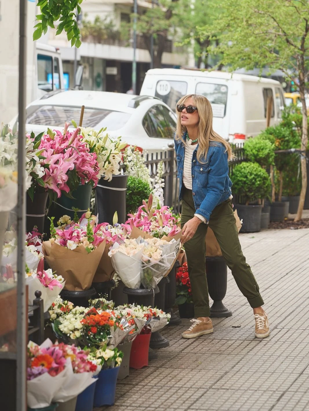 Mariana Fabbiani combinó crochet y denim en el look urbano ideal para la primavera