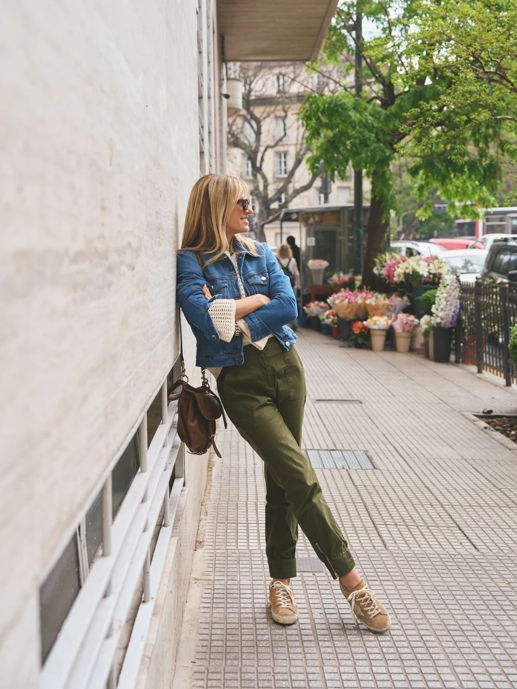 Mariana Fabbiani combinó crochet y denim en el look urbano ideal para la primavera