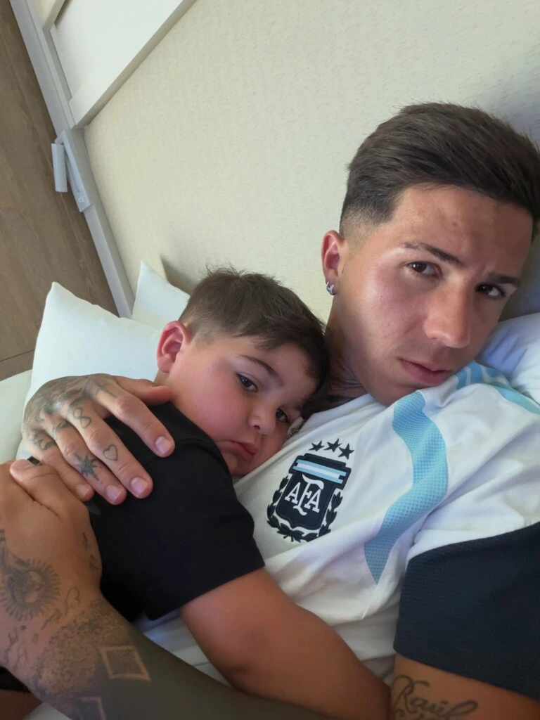También hay postales junto a su mamá y su papá, además de momentos cotidianos en los que se lo ve descansando y jugando.