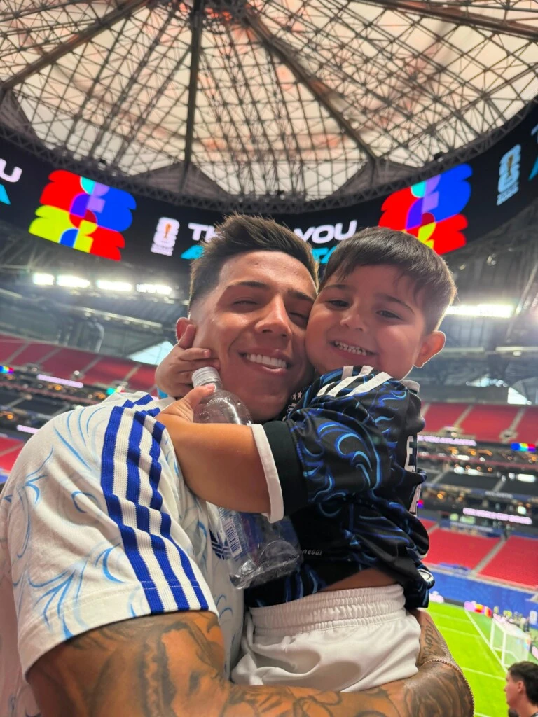 Enzo Fernández también compartió su propio homenaje para celebrar el cumpleaños de su hijo. 