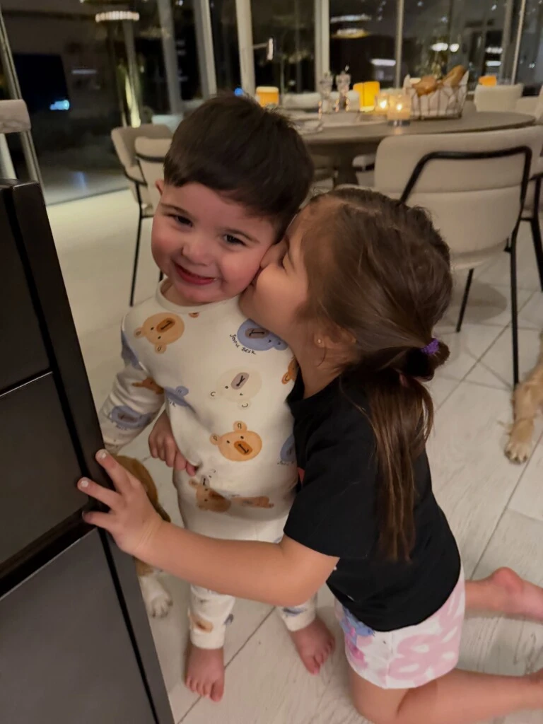 En las imágenes, Benjamín aparece junto a su hermana mayor, Olivia, sonriente y haciendo distintas muecas frente a la cámara.