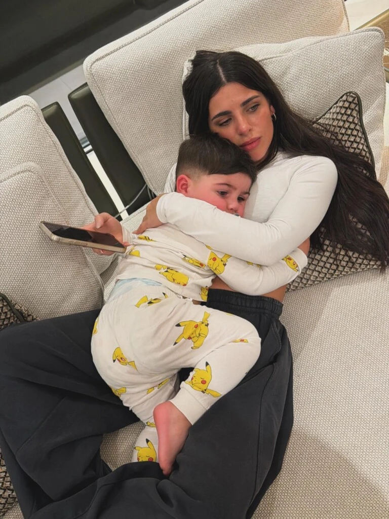 También incluyó imágenes del niño junto a su mamá y su hermana, además de otras en las que se lo ve riendo y haciendo gestos divertidos.