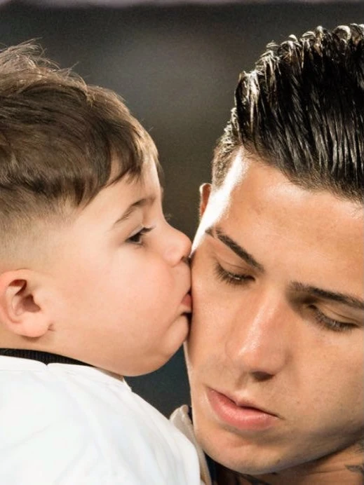 El futbolista también le expresó su deseo de acompañarlo en cada etapa de su crecimiento y reafirmó el amor que siente por él. 