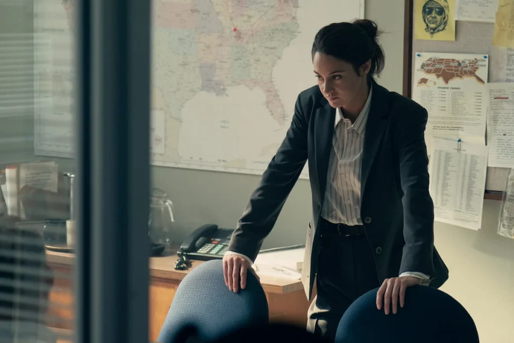 Russell Crowe, por su parte, encarna al psicólogo Henry Murray, mientras que Shailene Woodley interpreta a Joanne Miller, la agente del FBI que lidera la investigación dentro del relato.