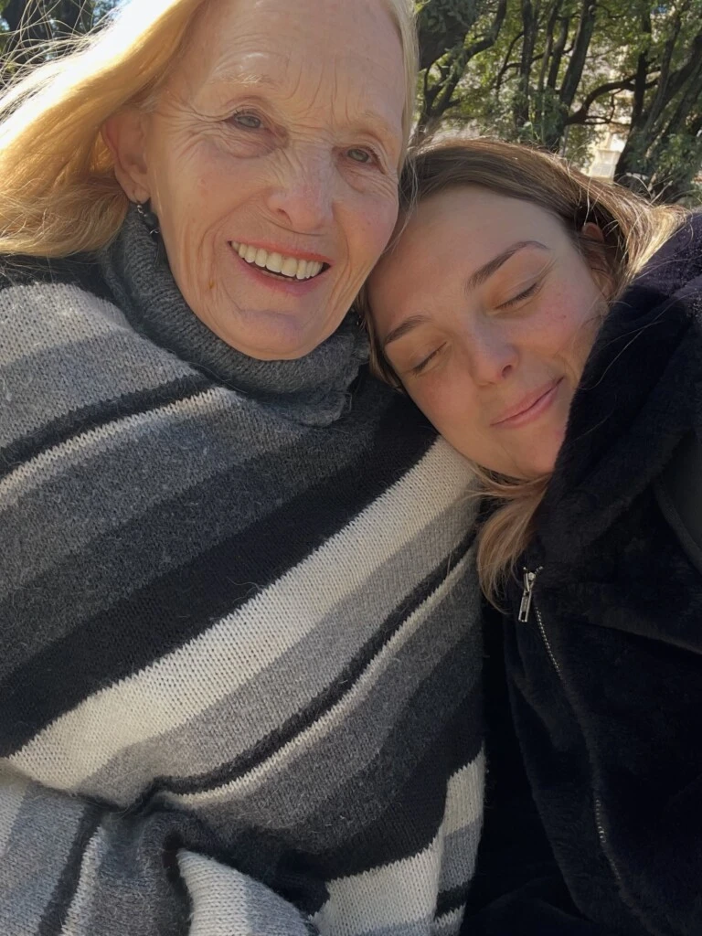 Flore eligió homenajearla a través de recuerdos familiares que reflejan distintas facetas de su personalidad y el vínculo que las unía.
