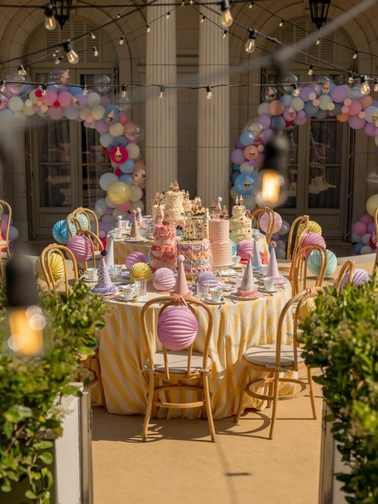 La decoración también incluyó los clásicos gorritos de cumpleaños en forma de cono, que acompañaron la estética elegida para la celebración.