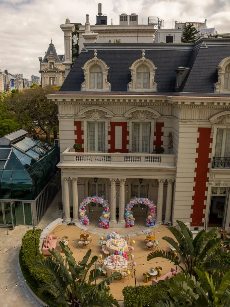 El festejo se realizó en el patio exterior del hotel Four Seasons, donde se montó una ambientación con una paleta de colores pastel. 