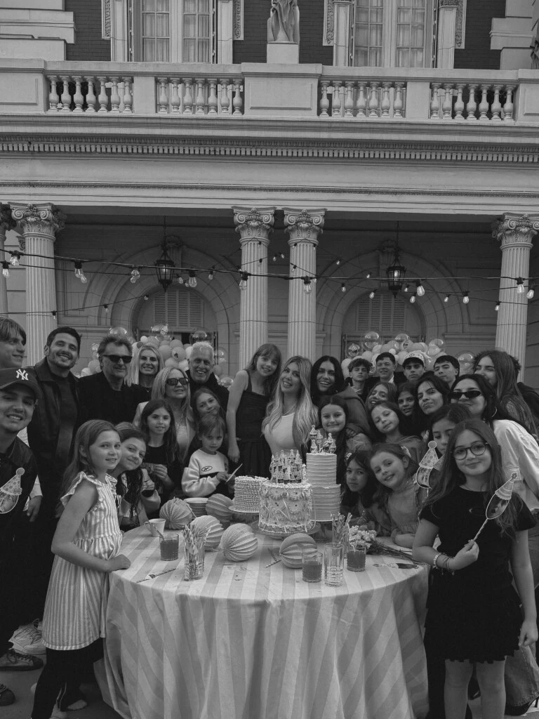 Entre los invitados estuvieron sus abuelos, Andrés Nara y Nora Colosimo, sus hermanos Valentino, Constantino, Benedicto y Francesca, y sus primos Malaika y Viggo. También participaron las hijas de La Joaqui, Luciana Salazar y Evangelina Anderson, quienes acompañaron a Isabella en este día especial.