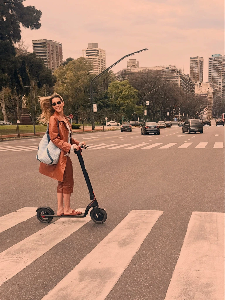 El estilismo tuvo como punto de partida un conjunto de efecto cuero en una cálida tonalidad caramelo, compuesto por una chaqueta larga y un pantalón tipo capri de corte recto. 