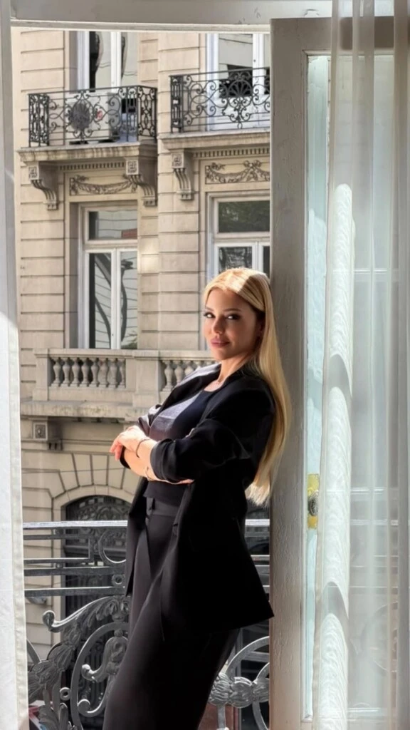 Como prenda base, eligió un top negro al cuerpo con escote halter. La elección mantuvo la paleta monocromática y aportó un detalle más femenino al estilismo sin romper con su impronta sobria.