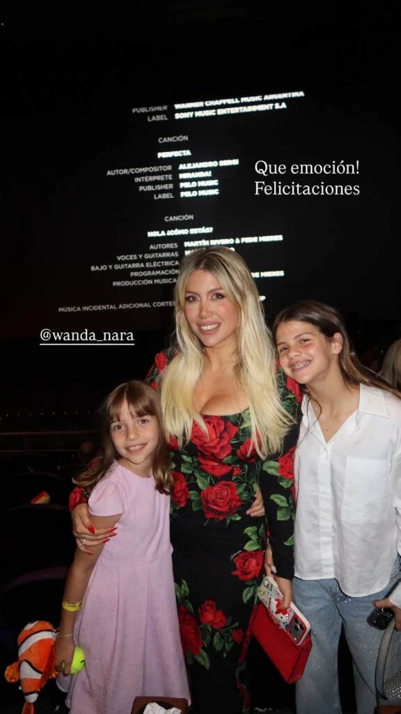 Francesca e Isabella Icardi junto a su mamá.