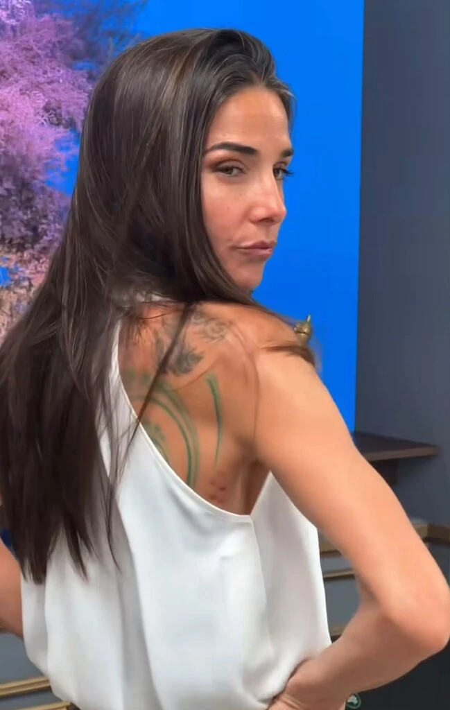 En cuanto al peinado, Juana llevó su cabello castaño oscuro suelto, con raya al medio y un acabado lacio natural que conservó el movimiento de la melena.