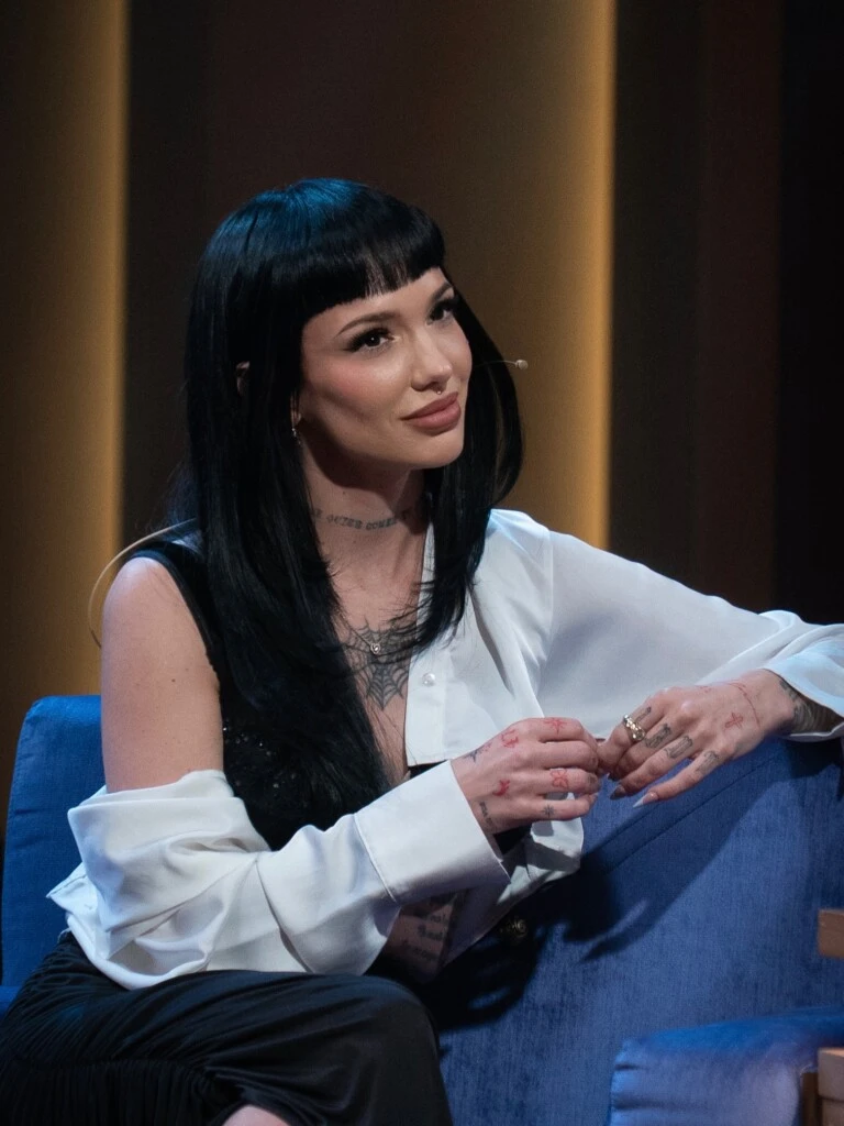El look de la cantante tuvo como protagonista un conjunto negro de inspiración lencera. 