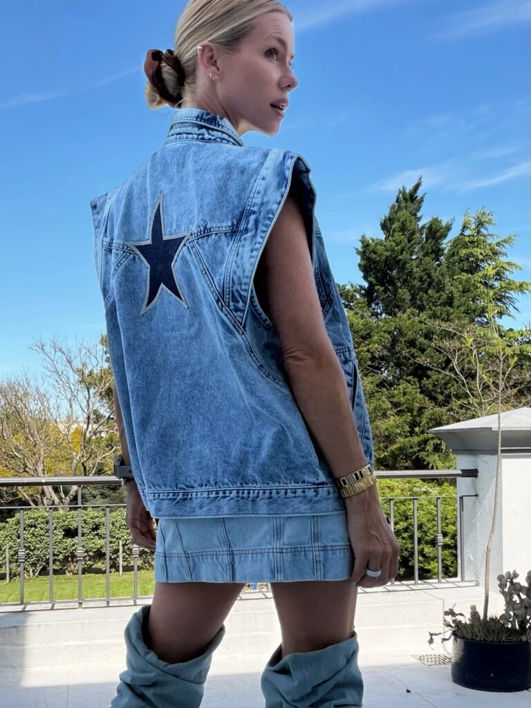 La pieza clave del atuendo consistió en un chaleco de jean de tono celeste lavado sin mangas y de silueta oversize, que se destacó por llevar un gran parche de estrella oscura bordado en la espalda con una marcada estética country-chic.