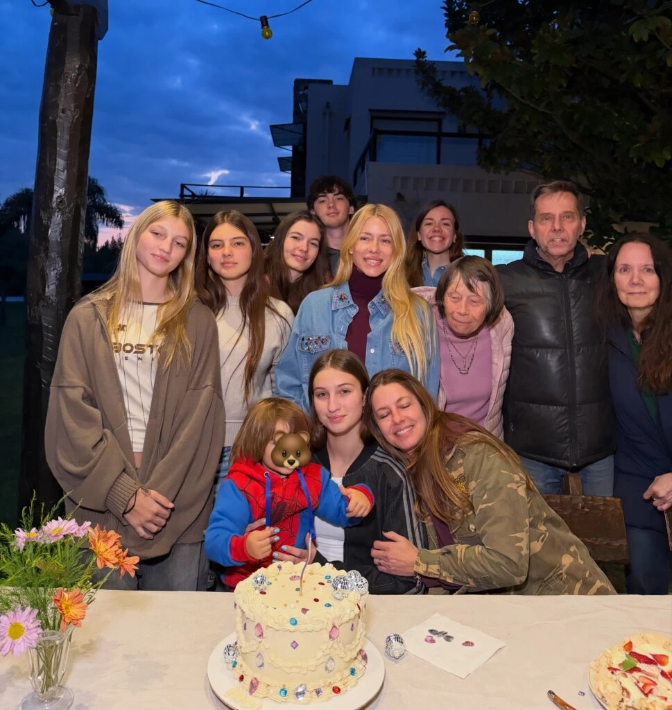 A través de un carrusel de imágenes, la modelo mostró parte de la intimidad del festejo, que reunió a sus seres queridos alrededor de una mesa preparada para la ocasión.