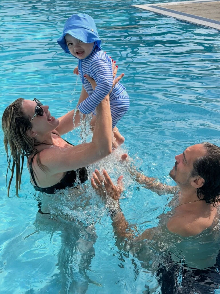 Entre juegos, chapuzones y momentos de complicidad, la conductora dejó ver su felicidad por acompañar cada nueva experiencia de su hijo.