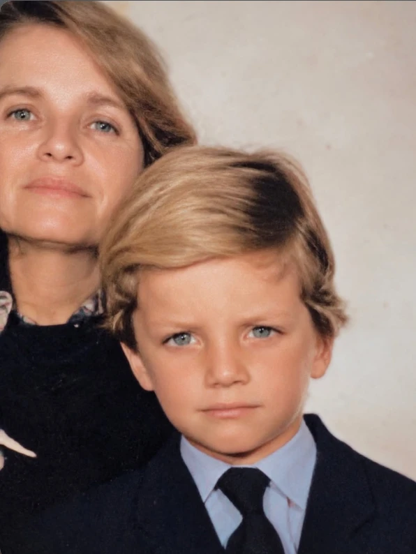Santiago del Moro compartió una tierna postal de su infancia junto a su mamá. Foto: Instagram.