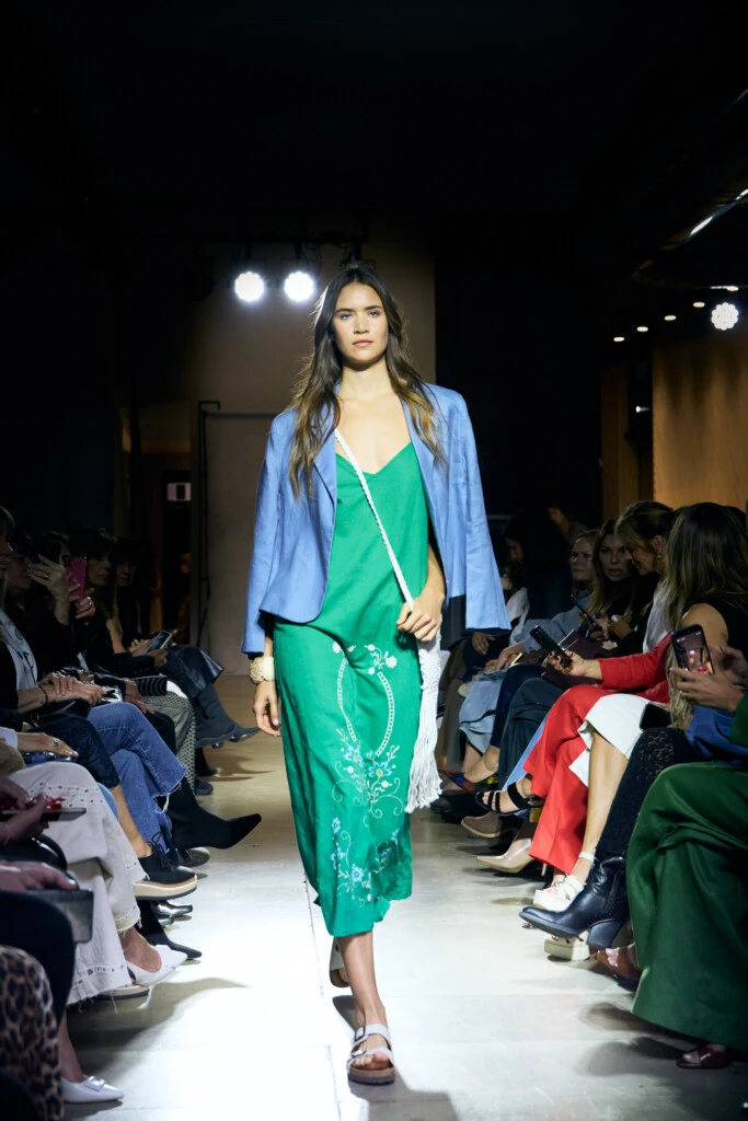 Las modelos presentaron los diseños de Travesía, la nueva colección primavera-verano 2027 de Mirta Armesto.