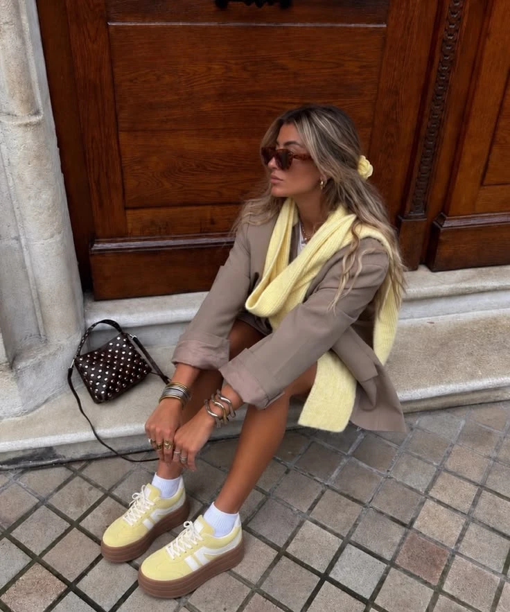 Zapatillas amarillas, un complemento perfecto.